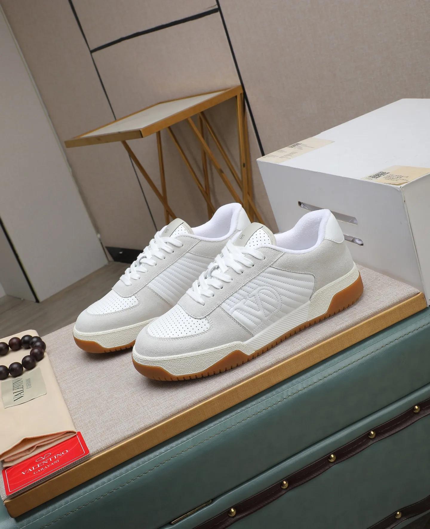 Men's shoes 💰740【Valentino】Couples model, size: Men's model 39-44 (45 customized) Valentino Valentino Couple model Joie de Jouer series Velcro Thick sole Bread shoes Couple model Casual sports shoes White shoes Original purchase and development Production Joie de Jouer series The style is simple but not out of style. The pure white base is paired with fresh green and soft beige, and the unique Velcro design highlights your personality. Every detail tells fashion and quality. Wear it, take a confident step, and start the trend journey. Delivered in exquisite packaging🛍📦 ▪️Material: Original custom imported first-layer cowhide ▪️Inner lining: Original custom made soft sheepskin lining ▪️Outsole: Original open-molded non-slip TPU material ▪️Sole thickness: 3.5CM